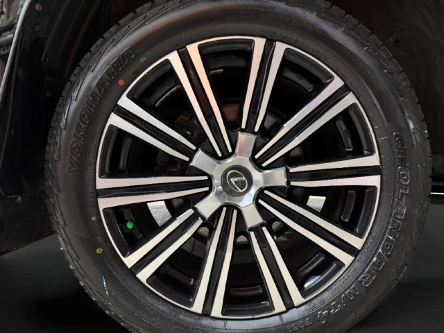 Used 2019 Lexus LX 570 4WD w/ Luxury Package image 37