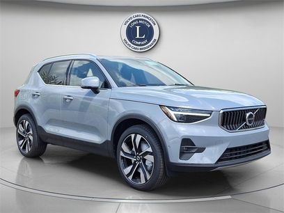 New 2025 Volvo XC40 B5 Plus w/ Climate Package