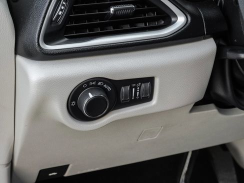 Used 2020 Chrysler Voyager Lxi image 30