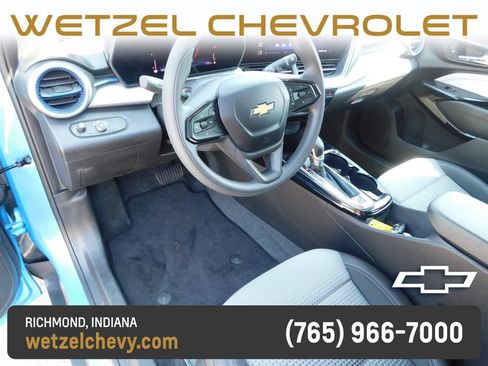 Used 2025 Chevrolet Trax LT FWD image 13