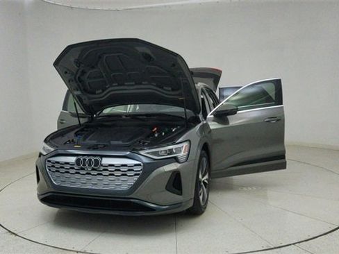 Used 2024 Audi Q8 e-tron Premium image 73