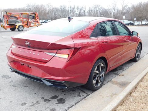 Used 2022 Hyundai Elantra Limited w/ Preferred Accessory Package image 4