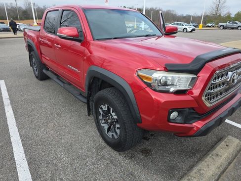 Used 2016 Toyota Tacoma TRD Off-Road image 3