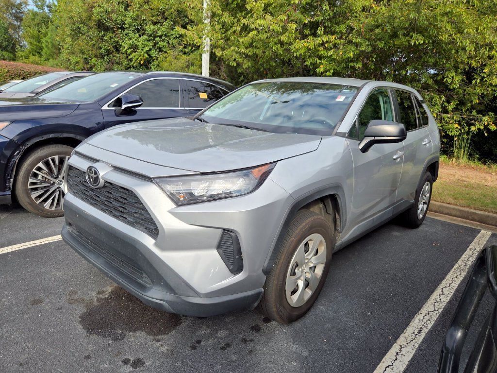Used 2022 Toyota RAV4 LE FWD image 3
