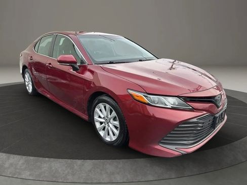 Used 2018 Toyota Camry LE image 3