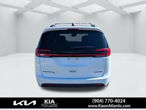Used 2025 Chrysler Pacifica Limited FWD image 4