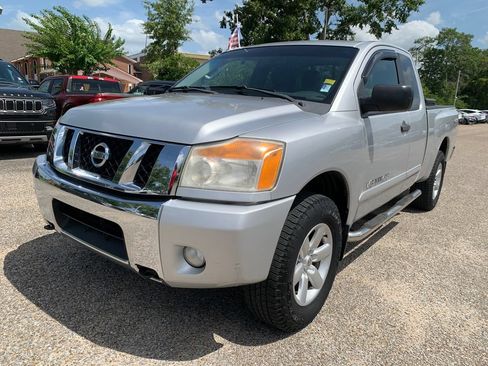 Used 2012 Nissan Titan SV w/ SV Value Truck Pkg AWD/4WD image 4