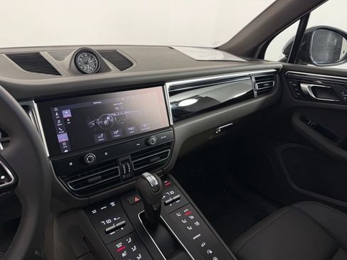 Certified 2023 Porsche Macan AWD/4WD image 24
