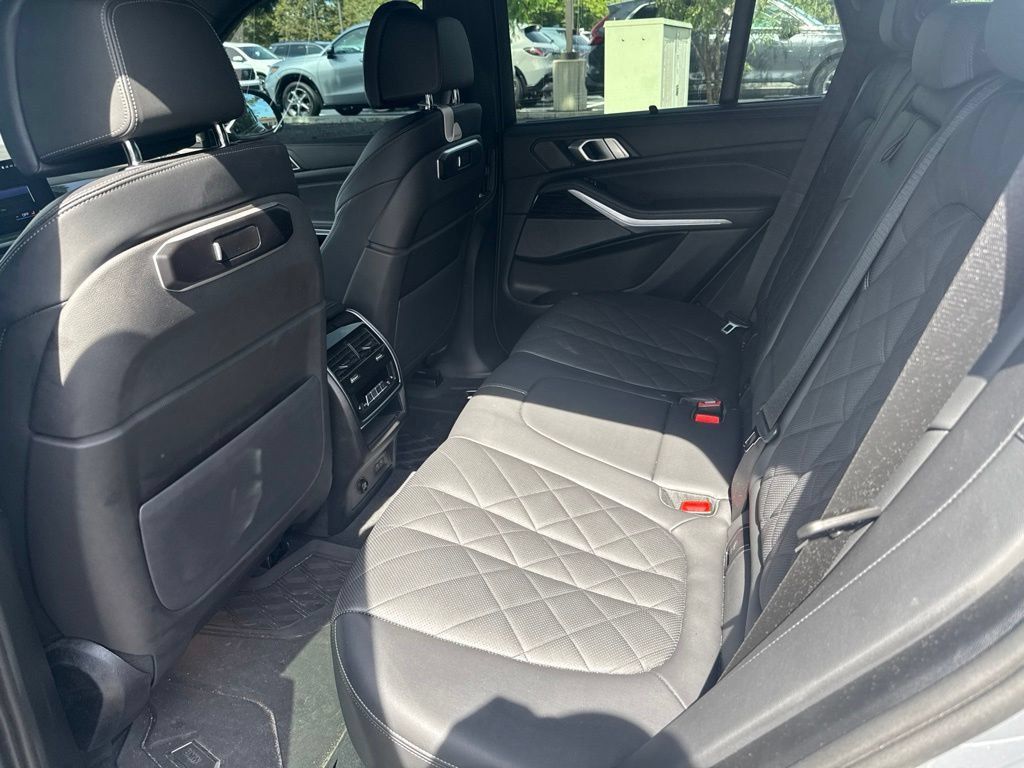 Used 2025 BMW X5 xDrive40i w/ M Sport Package AWD/4WD image 16