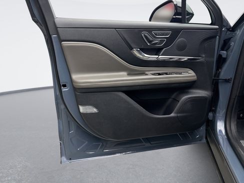 Used 2023 Lincoln Corsair AWD image 9