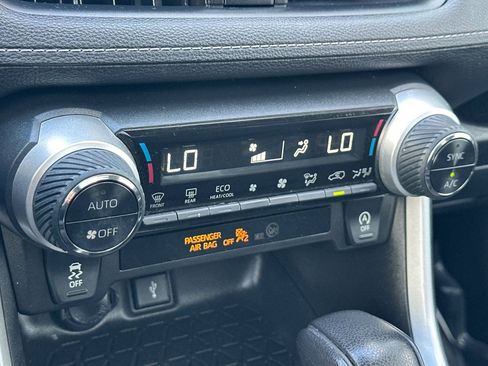 Used 2021 Toyota RAV4 XLE w/ Convenience Package FWD image 21