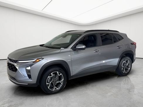 Used 2025 Chevrolet Trax LT FWD image 8