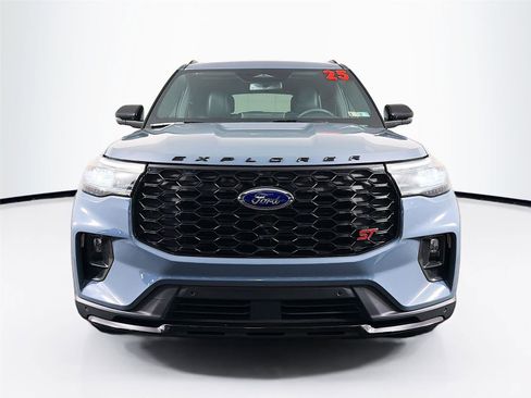 Used 2025 Ford Explorer ST image 2