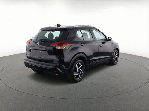 Used 2025 Nissan Kicks SV image 9