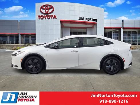 Used 2025 Toyota Prius LE FWD image 5