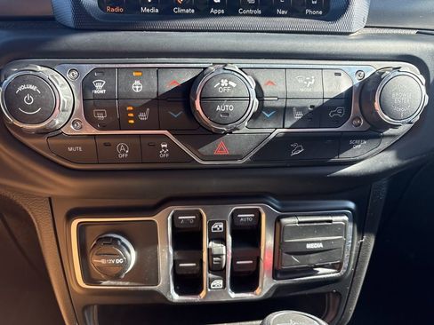 Used 2018 Jeep Wrangler Unlimited Sahara image 67