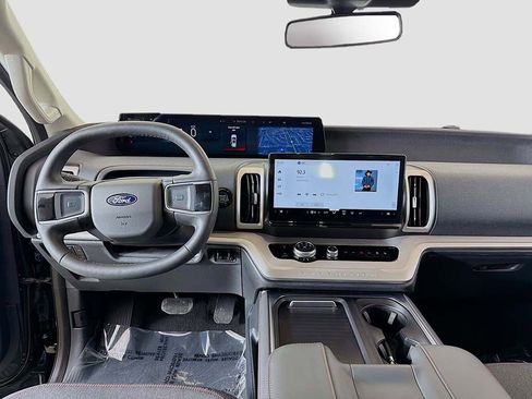 Used 2025 Ford Expedition Active image 26