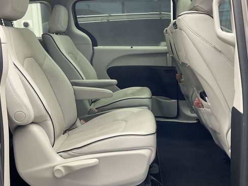 Used 2018 Chrysler Pacifica Limited w/ Advanced Safetytec Group image 17