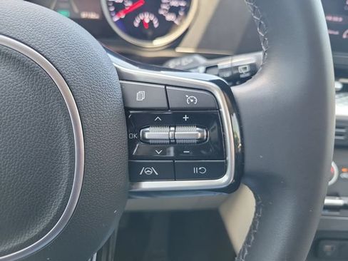 Used 2024 Kia Carnival LX FWD image 23