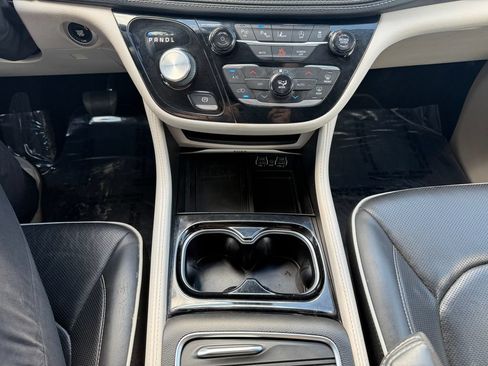 Used 2022 Chrysler Pacifica Limited AWD/4WD image 31