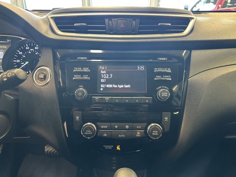 Used 2016 Nissan Rogue SV image 3