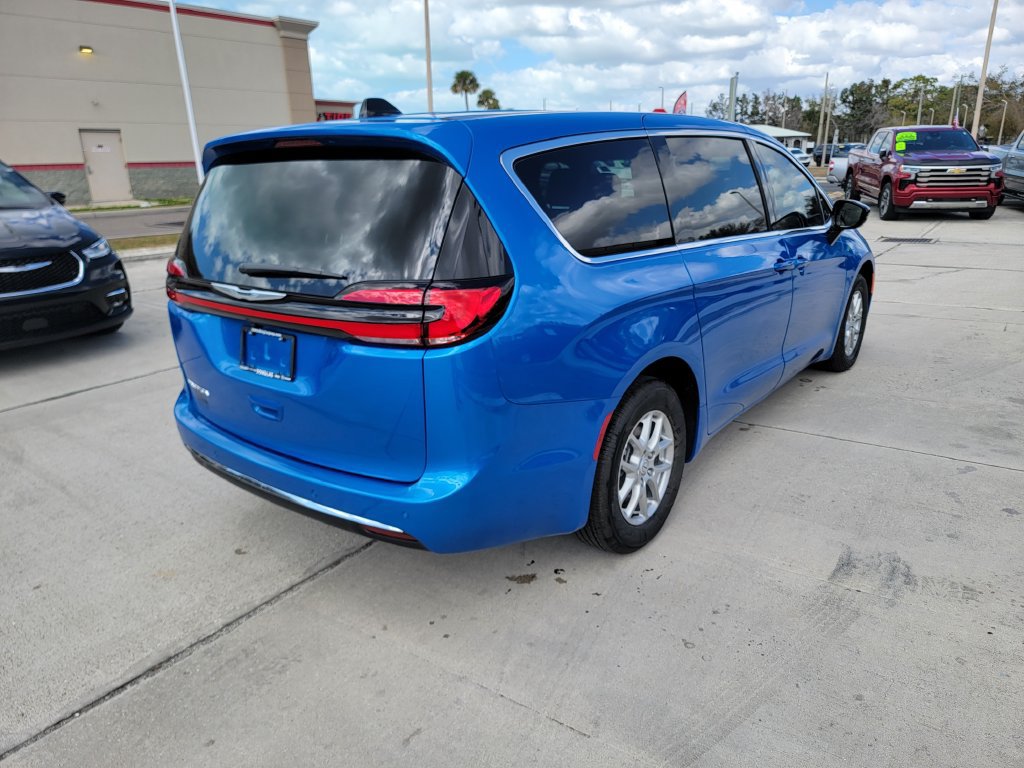 New 2026 Chrysler Pacifica Select FWD image 5