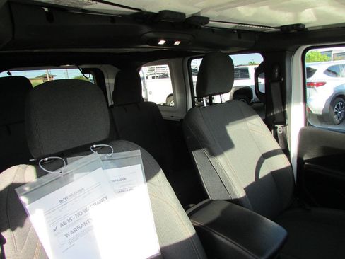 Used 2025 Jeep Wrangler Unlimited Sahara AWD/4WD image 19