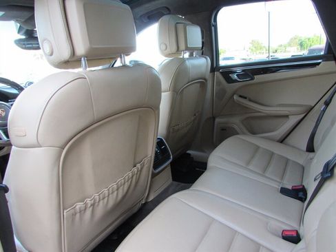 Used 2016 Porsche Macan Turbo AWD/4WD image 28