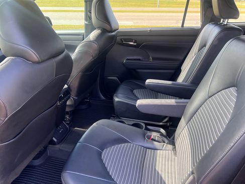 Used 2022 Toyota Highlander XSE image 17