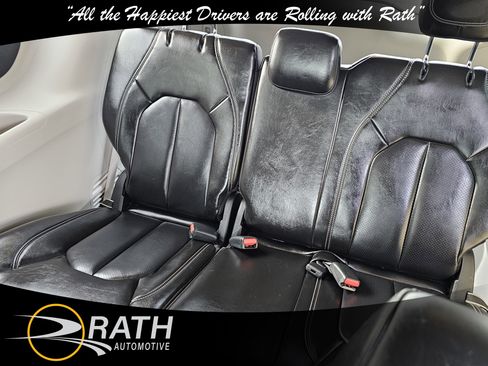 Used 2023 Chrysler Pacifica Touring-L FWD image 17