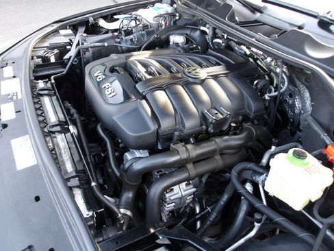 Used 2015 Volkswagen Touareg Sport image 24