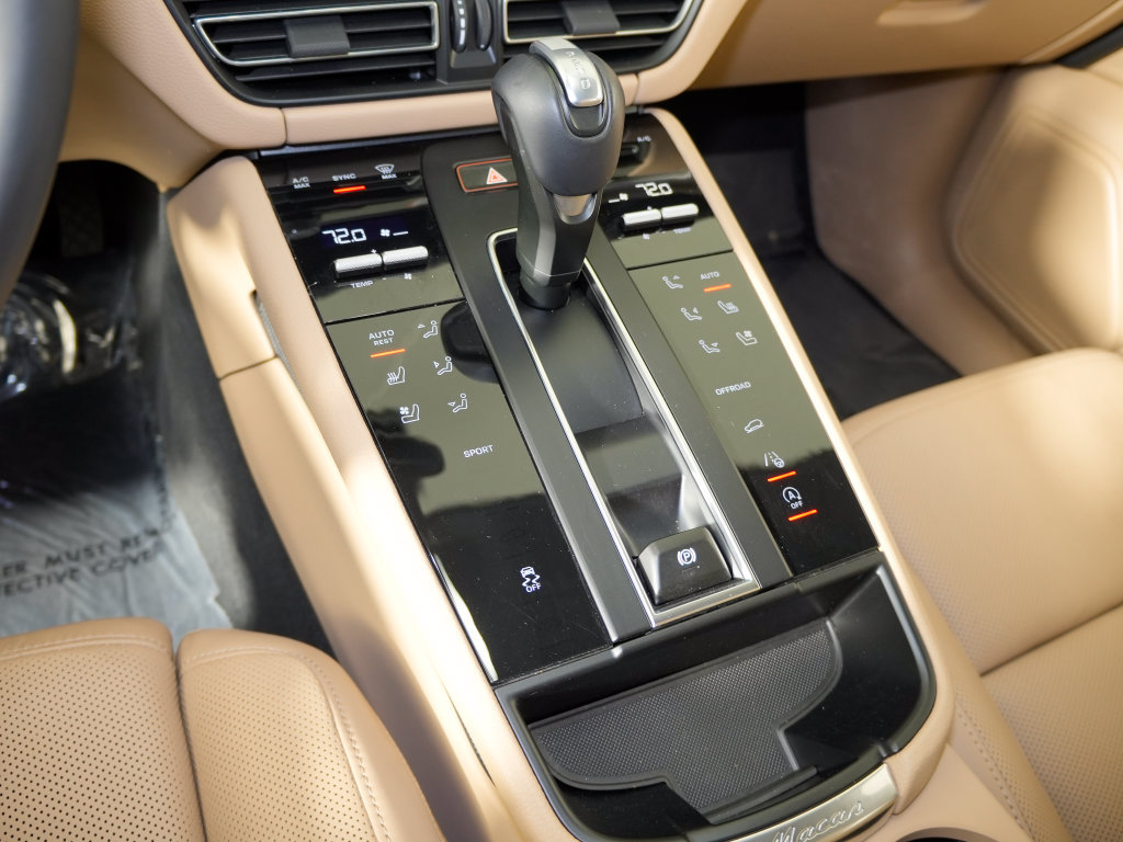 Certified 2025 Porsche Macan AWD/4WD image 33