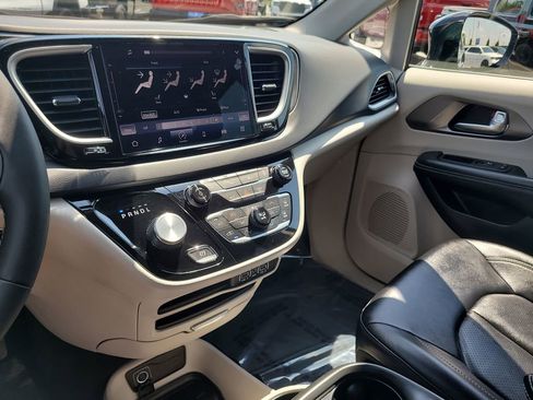 Used 2024 Chrysler Pacifica Touring-L FWD image 23