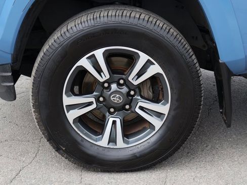 Used 2019 Toyota Tacoma TRD Sport w/ TRD Premium Sport Package AWD/4WD image 28