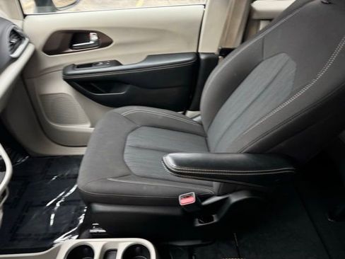 Used 2023 Chrysler Voyager LX FWD image 19