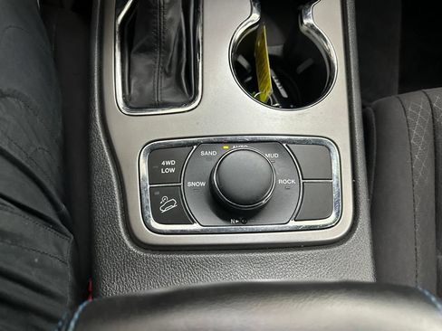 Used 2019 Jeep Grand Cherokee Laredo AWD/4WD image 52