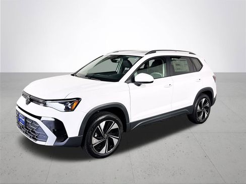 New 2025 Volkswagen Taos SE image 2