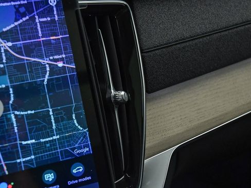 Certified 2025 Volvo XC90 T8 Plus w/ Protection Package Premier image 38