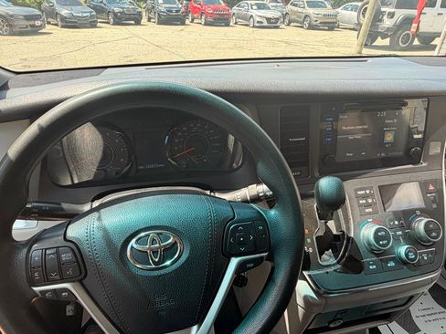 Used 2017 Toyota Sienna LE FWD image 23