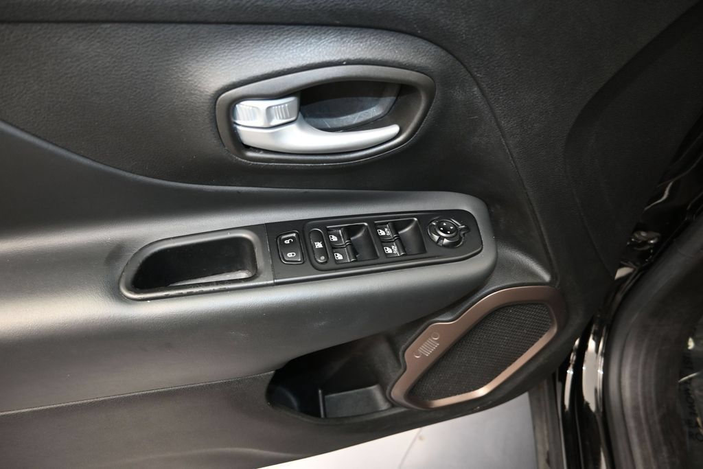 Used 2023 Jeep Renegade Latitude AWD/4WD image 11