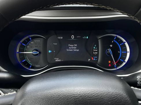 Used 2023 Chrysler Pacifica Touring-L FWD image 16