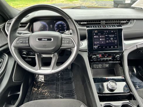 Used 2022 Jeep Grand Cherokee Altitude AWD/4WD image 9