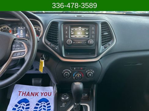 Used 2017 Jeep Cherokee Sport image 19