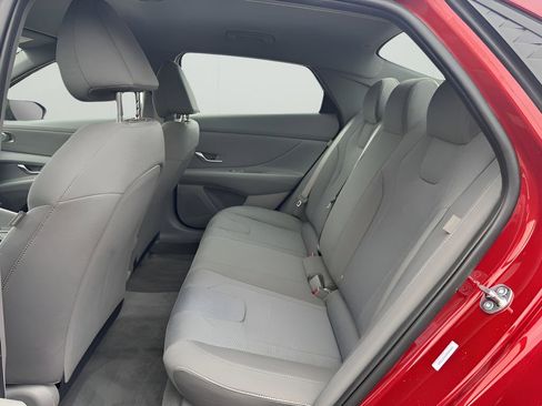 Used 2025 Hyundai Elantra SE image 11