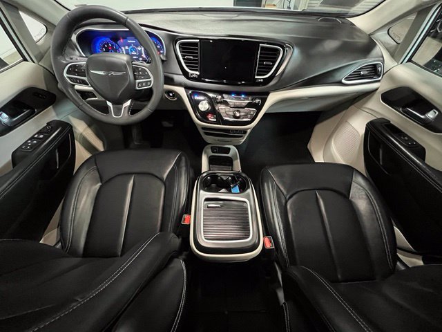 Used 2024 Chrysler Pacifica Touring-L FWD image 15