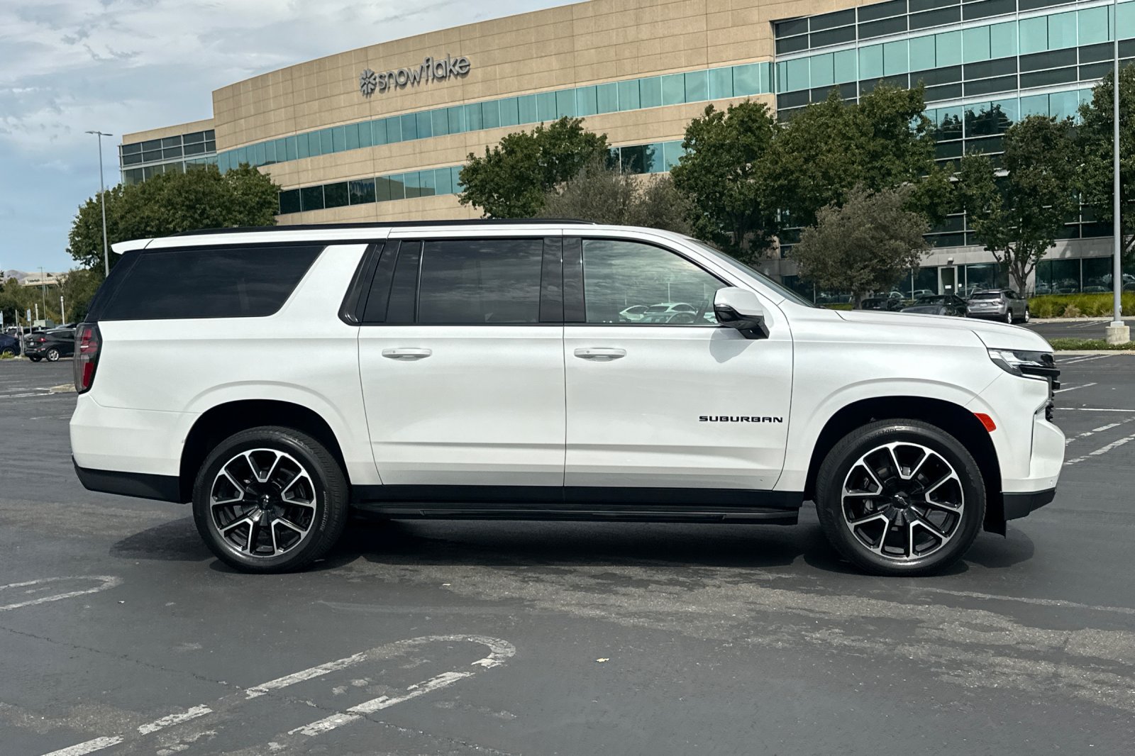 Used 2024 Chevrolet Suburban RST w/ Luxury Package AWD/4WD image 3