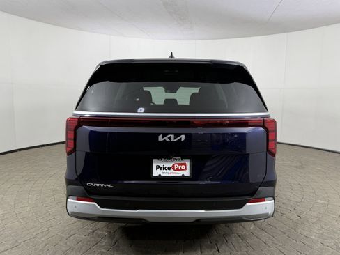 Used 2025 Kia Carnival FWD image 6