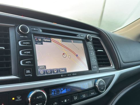 Used 2018 Toyota Highlander Limited image 24