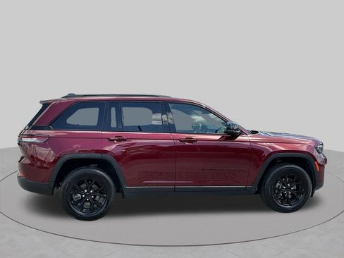 Used 2024 Jeep Grand Cherokee Altitude AWD/4WD image 9