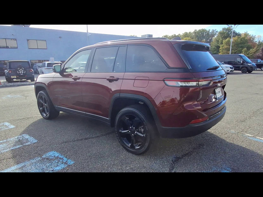 Used 2025 Jeep Grand Cherokee Altitude AWD/4WD image 6